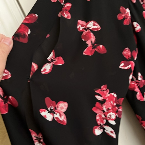 Roz & Ali Floral V-Neck Blouse w/Multi-Slit Chiffon Sleeves - Size 2X - Picture 4 of 10